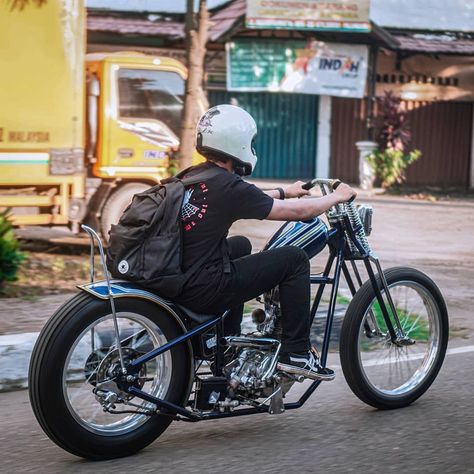 Indonesian Chopper Enthusiast’s Instagram photo: “Support Indonesian Chopper community. Use #choppergangs tag @choppergangs . . -Reposted from @budisstwn Chopper to campus ⚡ #chopper…” King And Queen Seat, Custom Motorcycles Bobber, Mx King, Motor Mobil, Chopper Bike, Chopper Motorcycle, Sepeda Motor, Ghost Rider, Custom Motorcycles