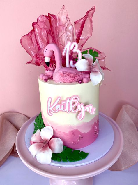 Flamingo Birthday Decorations, Hawaiian Birthday Cakes, Summer Cake, Flamingo Cake, Hawaiian Birthday, Flamingo Birthday, Summer Cakes, 1st Birthday Cake, Bday Ideas