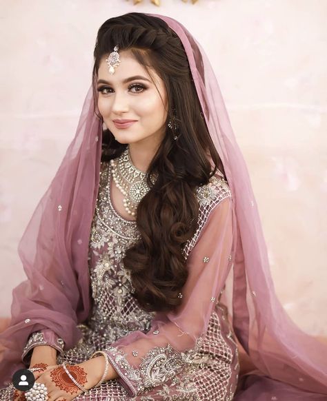 Pakistani Engagement Hairstyles, Party Wear Hairstyle, Pakistani Bridal Makeup Hairstyles, Engagement Looks, Reception Hairstyles, Pakistani Bridal Hairstyles, Hairstyle For Medium Hair, Nikah Outfit, Pakistani Bridal Makeup