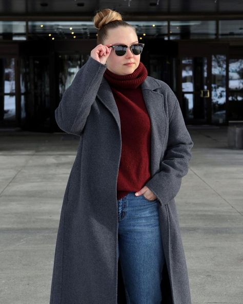 Casual winter outfit. Burgundy wool turtleneck sweater, blue boyfriend jeans and a gray wool coat. Gray Wool Coat Outfit, Wool Coat Outfit, Blue Boyfriend Jeans, Casual Winter Outfit, Gray Wool Coat, Wool Turtleneck Sweater, Winter Fashion Outfits Casual, Wardrobe Inspiration, Wool Turtleneck