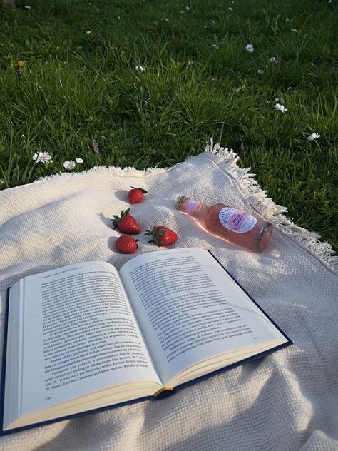 #aesthetic #picnic #book #reading #food #details Reading Picnic Aesthetic, Book Picnic Aesthetic, Picnic Study Aesthetic, Picnic And Painting Aesthetic, Picnic At Park Aesthetic, Book Picnic, Picnic Book Aesthetic, Food Details, Pinterest Picnic Aesthetic