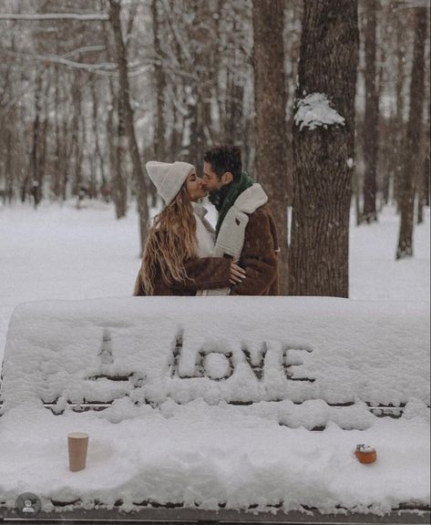 Couple Pose In Snow, Manali Couple Photography, Snow Photoshoot Couple, Winter Couple Pictures, Winter Family Photoshoot, Couple Photography Winter, Winter Engagement Photos Outfits, Winter Family Photography, Funny Couple Pictures