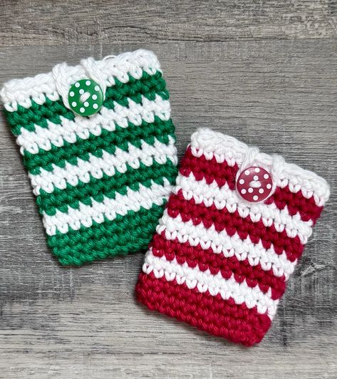 Quick and Easy Crochet Gift Card Holder Crochet Gift Card Holders Free Pattern, Crochet Gift Card Holder, Small Crochet Gifts, Gift Card Holder Diy, Crochet Santa Hat, Unique Gift Cards, Crochet Christmas Gifts, Christmas Gift Card Holders, Crochet Santa