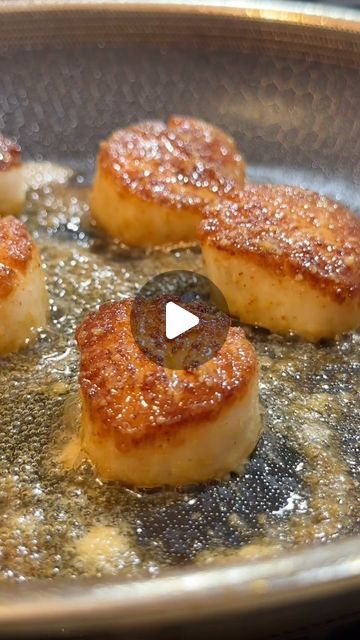 Alessandra Ciuffo on Instagram: "The tips and tricks to make the BEST seared scallops every time 🔥  Scallops are often seen as an intimidating dish that people often only order at restaurants, but it’s actually one of the easiest proteins to make! It cooks in less than 5 minutes 👀  Tips and tricks below 👇   🔪 Be sure to buy DRY scallops. Some fish stores sell a plumper looking scallop that has added water to it…be sure to avoid this. Aside from being unnatural, the excess water will ruin the sear.   🔪 Pat the scallops dry with paper towel and remove the abductor muscle if still attached (the little thing along the side.) It only needs a simple, light pull to come off.   🔪 Season generously with salt from high above and evenly. You can add more seasoning if you’d like, but when the qu How To Pan Fry Scallops, Easy Scallops Recipe, Frozen Scallop Recipes, How To Prepare Scallops, Sea Scallop Recipes, Searing Scallops, Bay Scallops Recipe, Scallops And Pasta, Fish Casseroles