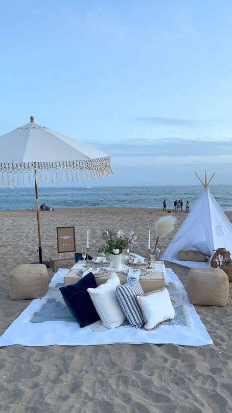 Beach Picnic Aesthetic, Beach Picnic Party, Picnic Party Decorations, Luxury Picnics, Luxury Picnic, Romantic Date Night Ideas, Picnic Aesthetic, Picnic Inspiration, Picnic Decorations