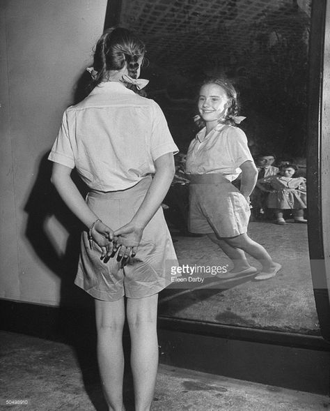 Looking Into Mirror, Peggy Ann Garner, Life In The 1950s, Vintage Children Photos, Mirror Reflection, Child Actresses, Coney Island, Modern Outfits, Vintage Photographs