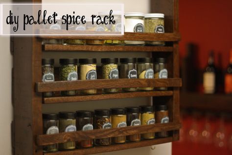 Pallette Spice Rack Pallet Spice Rack, Diy Spice Rack, Pallet Wine Rack, Pallet Racking, Pallet Wine, Pallet Storage, Diy Spices, Pallet Projects Furniture, Wooden Pallet Furniture