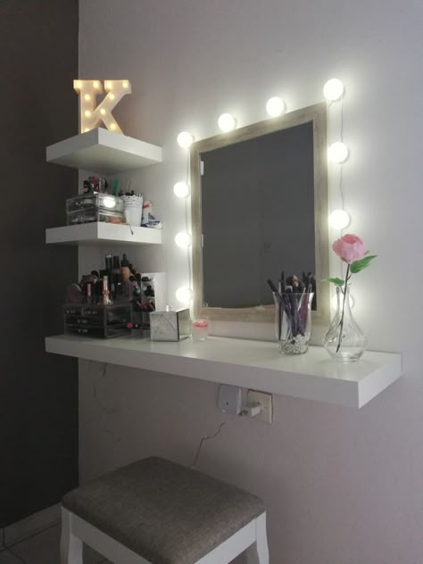 Make Up Corner Ideas Small Spaces, Make Up Corner Ideas Bedrooms, Makeup Corner In Bedroom, Floor Vanity Ideas Bedroom, Small Corner Vanity, Small Vanity Ideas Bedroom, Makeup Corner, Stylish Room Decor, Girl Apartment Decor