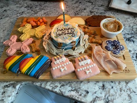 Dog Themed Charcuterie Board, Puppy Charcuterie Board, Dog Charcuterie Board Ideas, Dog Birthday Dinner Ideas, Barkuterie Board Birthday, Charcuterie Board Ideas For Dogs, Dog Charcuterie Board Birthday, Dog Theme Charcuterie, Barkcuterie Boards