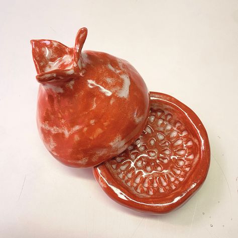 Pomegranate Clay Art, Dragonfruit Clay Pottery, Fruit Plate Pottery, Pomegranate Pottery, Ceramic Pomegranate, Ceramic Pomegranate Pottery, Garlic Grater, Clay Studio, Pottery Crafts