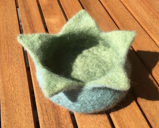 Fräulein Klementine - Sternenschale nass gefilzt. In zarten Tönen. #diy #nassfilzen #filz #schale #untensilo #dekoration #aufbewahrung #kinder #kindergarten #schmuck Wet Felt, Diy Room, Slide Slipper, Room Diy, Diy And Crafts, Felt, Throw Pillows, Pillows, For Sale