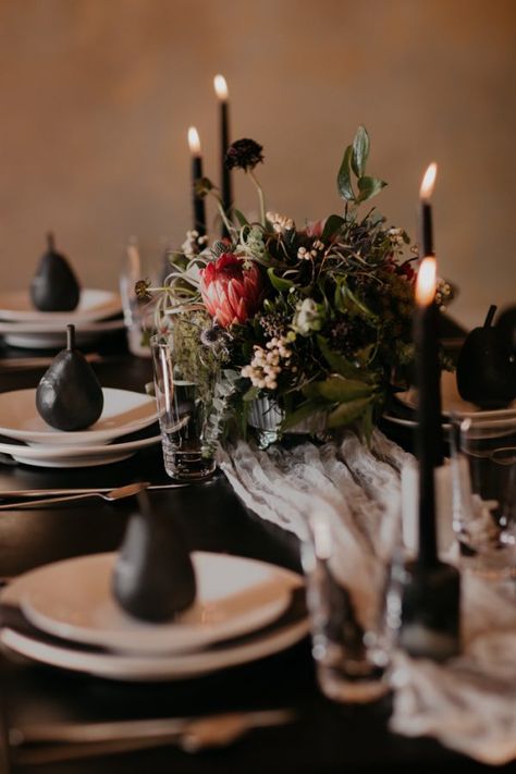 Moody Tablescape, Weddings Decorations Elegant Romantic, Halloween Bridal Showers, Tafel Decor, Dark Wedding, Moody Wedding, Winter Wedding Inspiration, Dark And Moody, Wedding Winter