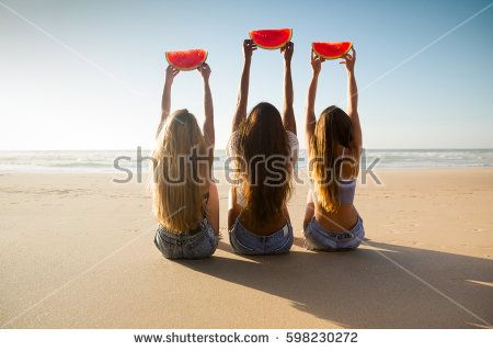 Best friends having fun on the beach and eating watermelon Summer Bucket List For Teens, Beach Photos Friends, Beautiful Beaches Paradise, Bucket List For Teens, Cute Beach Pictures, Beach Pictures Friends, Beach Pink, Friend Pictures Poses, Beach Friends