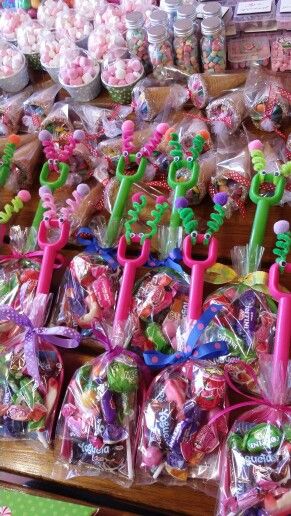 Basaar Idees Sweets, Basaar Idees Kids, Markdag Idees, Basaar Idees, Kids Party Treats, Kids Party Packs, Candy Gift Baskets, Candy Display, Kids Treat