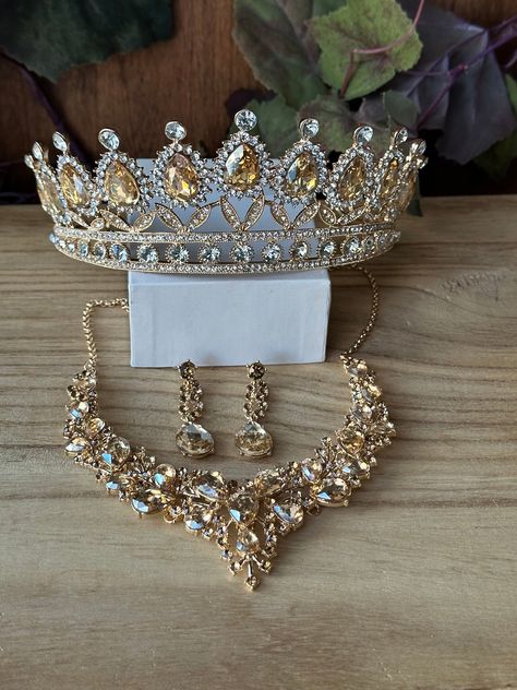 Champagne Tiara Set 3pcs Champagne Necklace with earrings and bracelet Set Quinceanera Necklace Set with earrings Champagne Crown set -  #3pcs #bracelet #Champagne #Crown #Earrings #Necklace #Quinceañera #Set #Tiara Champagne Quince Theme Decor, Xv Crowns Gold, Quince White And Gold, Quinceanera Necklace Gold, Quince Jewelry Set Gold, Gold And White Quinceanera Theme, White And Gold Quince, White And Gold Quinceanera Theme, Quince Crowns Gold