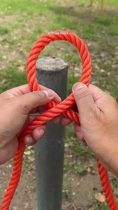 The MOST reliable knot in the world.。 Square Knot Tutorial, Rope Splicing, Knot Tying Tutorial, Easy Fishing Knots, Essential Knots, Quick Release Knot, Fishing Knots Tutorials, Animated Knots, Scout Knots