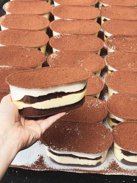 Tiramisu Business, Tiramisu Photography, Tiramisu Box, Brownie Packaging, Dessert Cups Recipes, Food Business Ideas, Dessert In A Jar, Dessert Packaging, Soul Food Dinner