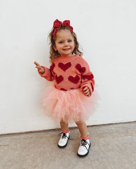 Kenzie Lunt on Instagram: “Payson was made for Valentine’s Day. All the pink, tutus and hearts. She is in her element 💗😍💋🌷🎀” Birthday Theme Outfits, Kindergarten Outfits, Kenzie Lunt, Toddler Valentine Outfits, Valentines Baby Photos, Baby Valentines Day Outfit, Girls Valentines Outfit, Toddler Fits