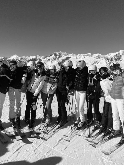 Ski Group Photo, Ski With Friends, Ski Trip With Friends, Friends Ski Trip, Ski Trip Aesthetic, Ski Pics, Skiing Aesthetic, Ski Aesthetic, Mountain Aesthetic