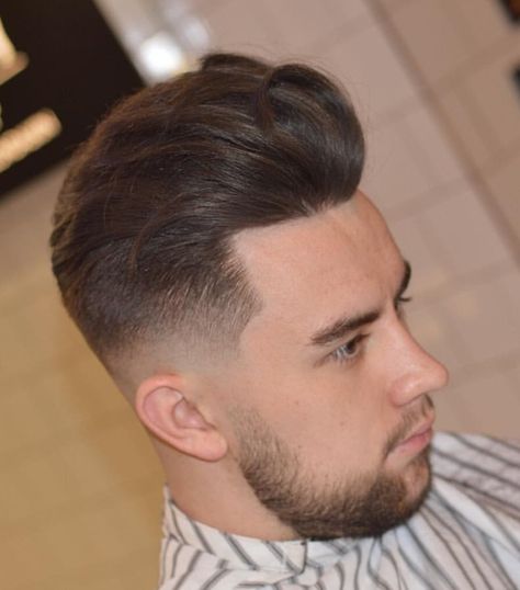 The pompadour fade haircut is a men's haircut that combines the classic pompadour with a taper fade. Pomp fade haircuts have cool short sides and long, high-volume hair on top. The pompadour fade is very versatile. Wear it slicked back or loose and shiny. High Volume Hair, Pompadour Fade, Popular Mens Hairstyles, Low Fade Haircut, Medium Curls, Low Fade, Short Curls, Black Men Hairstyles, Taper Fade