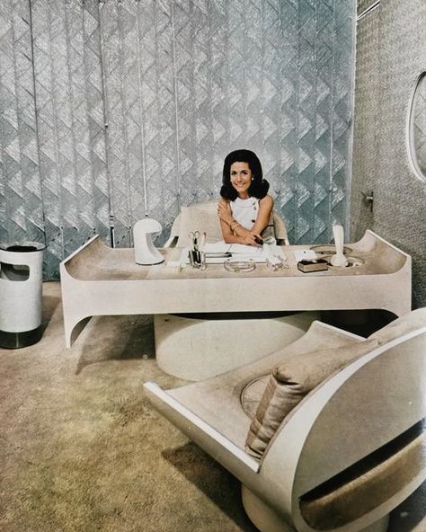 60s Office Interior, Vintage Store Design, Cursed Bathroom, Spaceage Furniture, Retro Futurism Interior, 70s Office, Futuristic Places, 70's Decor, Retro Office Decor