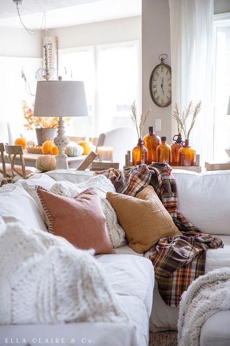 Fall Family Room, Fall Decor Living Room Cozy, Fall Living Room Ideas, Rustic Family Room, Living Room Decor Rustic, Fall Living Room Decor, Fall Living Room, Fall Decor Ideas, Family Room Decorating