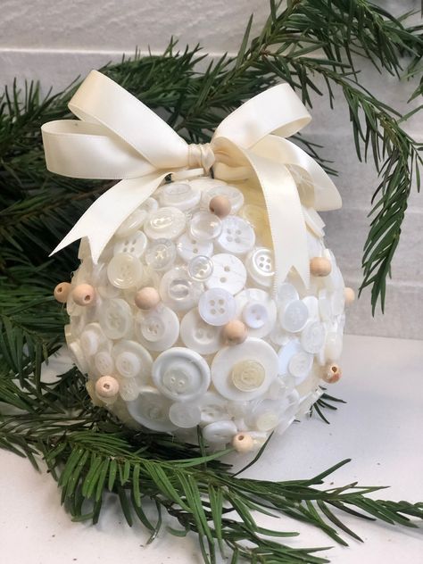 "Cute as a Button" Christmas Ornament DIY · Just That Perfect Piece Button Ornaments Diy, Christmas Button Crafts, Burlap Christmas Decorations, Elegant Christmas Ornaments, Button Christmas Tree, Christmas Tree Ornament Crafts, Christmas Ornament Diy, Christmas Ornaments Easy, Christmas Tree Craft