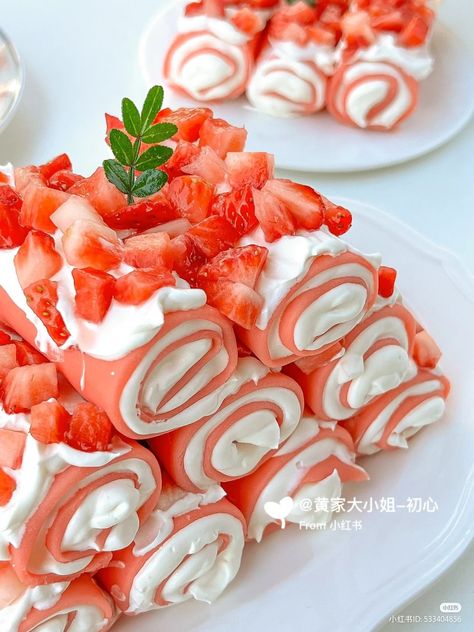 Strawberry Crepe Roll, Mille Crepes, Strawberry Crepes, Towel Cake, Types Of Desserts, Cute Baking, Japanese Dessert, Pastry Desserts, Yummy Comfort Food