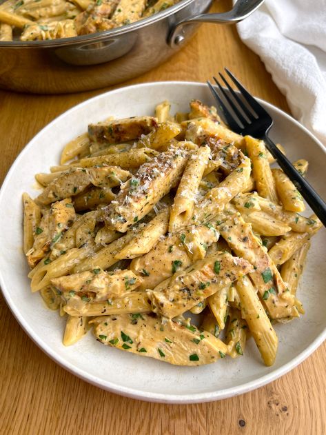 Garlic Parmesan Chicken and Pasta (One-Pan) Chicken And Pasta, Easy Chicken Dinner Recipes, Garlic Parmesan Chicken, Parmesan Chicken, Beef Stroganoff, Chicken Dishes Recipes, Garlic Parmesan, Chicken Parmesan, Chicken Dinner Recipes