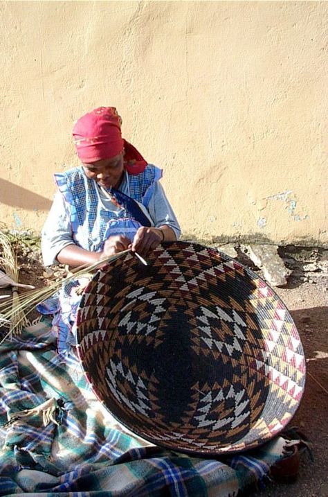 Africa | Espa Mlotshwa weaving bowl. South Africa Afro Carribean, African Inspired Decor, Basket Weaving Patterns, Colorful Baskets, Large Basket, African Baskets, Handmade Baskets, Basket Design, Fine Craft