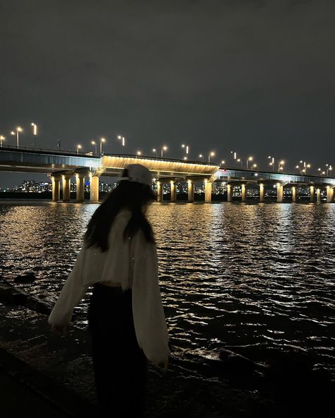 한강 Han river Seoul evening date Allie Amour Seoul Han River Aesthetic, Hangang River Aesthetic, Han River Aesthetic Night, Han River Aesthetic, Han River Night, Korea Han River, River With Friends, Han River Seoul, Night Walking Aesthetic