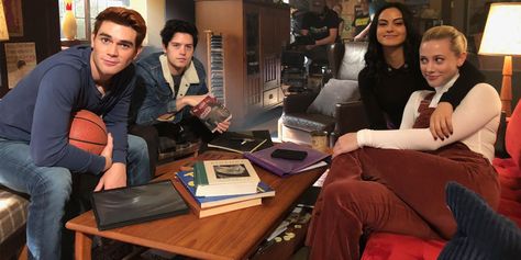 Riverdale: 10 Things About Riverdale High That Make No Sense Student Lounge, Riverdale Characters, Bughead Riverdale, Lake Wakatipu, Riverdale Memes, Luke Perry, Veronica Lodge, Jughead Jones, Riverdale Cast