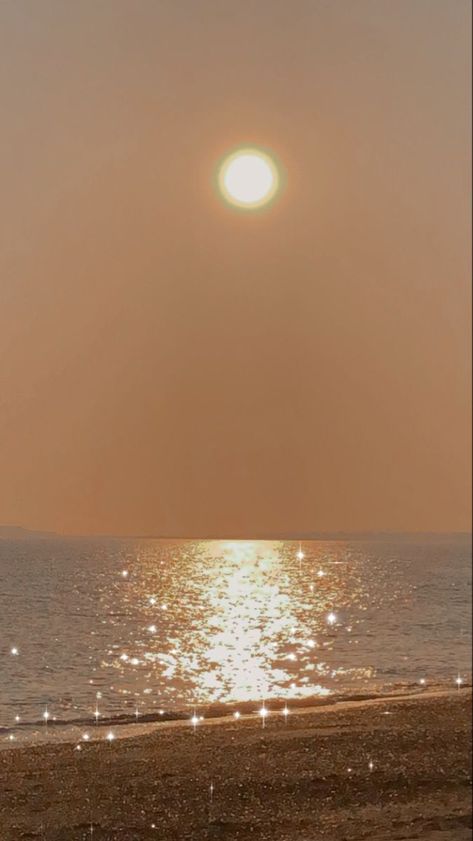 Golden Asethic, Aesthetic Gold Iphone Wallpaper, Champagne Gold Aesthetic Wallpaper, Golden Sunset Wallpaper, Neutral Sunset Aesthetic, Aesthetic Gold Wallpaper Iphone, Yellow Beach Aesthetic Wallpaper, Gold Asthetics Photos Wallpaper, Golden Asthetic Walpaper