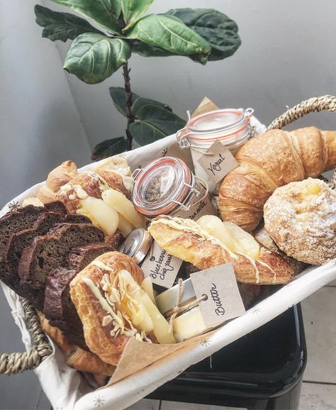 Pastry Basket, Breakfast Delivery, Early Breakfast, Breakfast Basket, Breakfast Meeting, Home Bakery Business, Meal Box, Brunch Fashion, Breakfast Pastries