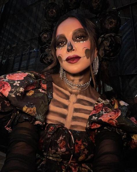 JULIE SARIÑANA on Instagram: “November is finally over, so I wanted to wrap the month up with my second #DayoftheDead look I wore earlier in the month when I visited…” Day Of Dead Costume, Halloween 1st Birthdays, Holloween Makeup, Gold Makeup Looks, Dead Makeup, Joker Makeup, Sugar Skull Halloween, Creepy Halloween Makeup, Hallowen Ideas