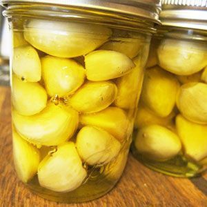 Preserving Garlic, Wellness Hacks, How To Store Garlic, Garlic Storage, Canning Vegetables, Pickled Garlic, Raw Garlic, Garlic Oil, Garlic Bulb