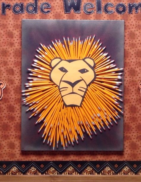 Back to school bulletin board idea. Lion head made from pencils. #Barron Bigcats Wolf Bulletin Board Ideas, Lion King Classroom Theme, Narnia Display, Jungle Classroom, Jungle Crafts, Lion King Theme, Jungle Theme Classroom, Art Bulletin Boards, Safari Photo