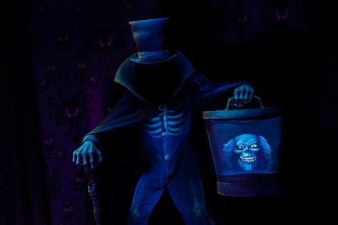 hatbox-ghost-haunted-mansion-magic-kingdom-02 – The DIS Disney Haunted Mansion Portraits, Disney's Haunted Mansion, Master Gracey Haunted Mansion, Haunted Mansion Ghost Host, Haunted Mansion Hatbox Ghost, Yacht Beach Club, Hatbox Ghost, Disney Figures, Seaside Village