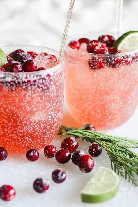 Mistletoe Margaritas, Mistletoe Margarita, Homemade Mulled Wine, Spicy Margarita Recipe, Christmas Recipes For Kids, Spicy Margarita, Best Cocktail Recipes, Christmas Entertaining, Frozen Cranberries