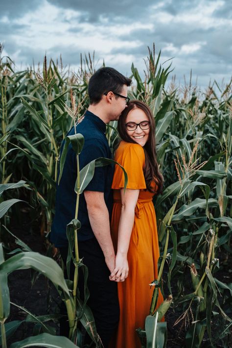 Shooting Photo Couple, Field Engagement Photos, Field Photoshoot, Corn Field, Pumpkin Pictures, Engagement Shots, Engagement Session Outfits, Photoshoot Concept, Blog Inspiration