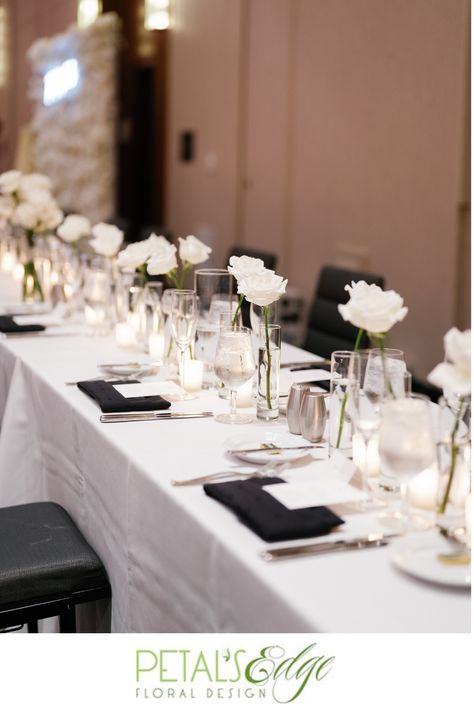 White Roses Head Table, Bud Vases Baby Breath, Single Flower Vase Centerpiece, Simple White Rose Centerpiece, Single Stem Roses Wedding Table, Single Bud Vase Centerpiece, White Roses Centerpieces Wedding, White Rose Bud Vase, Rose In Bud Vase