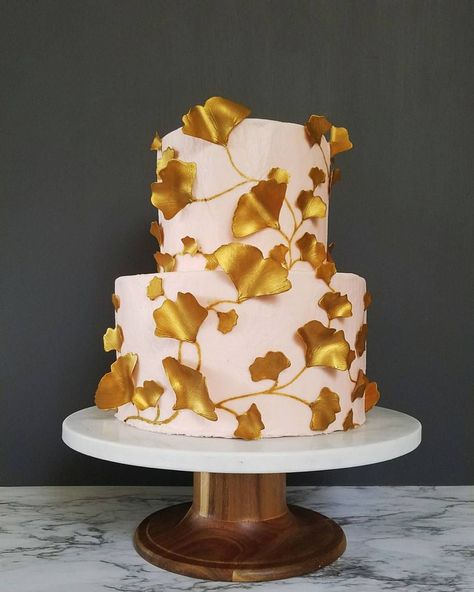 90th Birthday Ideas, Leaf Cake, Rosette Cake, Buttercream Cake Decorating, Cake Buttercream, Gingko Leaves, Ginkgo Leaves, Dark Wedding, Wedding Leaves