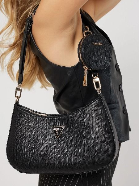 A black guess bag that is perfect for everyday use and would look nice with any type of outfit. Guess Bag Outfit, Aesthetic Amazon, Guess Bag, Pretty Aesthetic, Guess Bags, Shoulder Bag Black, Fashion Lover, Cloth Bags, All Fashion