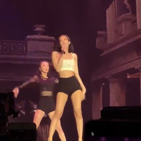 Jennie Kim Body Goals, Jennie Solo Outfits, Jennie Body Goals, Jennie Kim Body, Jennie Body, Blackpink Concert, Oufits Casual, Jennie Kim Blackpink, Jennie Kim