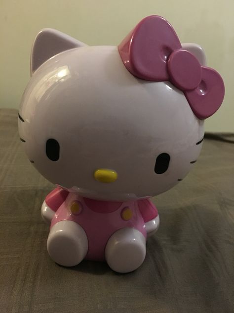 Hello kitty coin bank Hello Kitty Clay Sculpture, Ceramic Bank Ideas, Hello Kitty Piggy Bank, Hello Kitty Sculpture, Ceramic Piggy Bank Ideas, Clay Coin Bank, Clay Piggy Bank, Salmon Kabobs, Hello Kitty And Her Friends