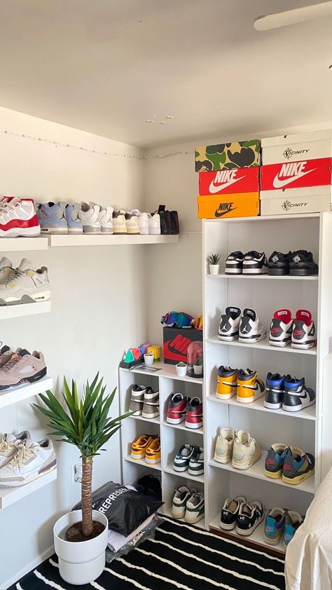 Sneaker Displays Bedroom, Sneaker Head Apartment, Hybeast Room Ideas, Sneakerhead Room Decor, Sneakerhead Room Ideas, Sneaker Room Aesthetic, Sneaker Room Ideas, Streetwear Room Ideas, Hype Beast Room