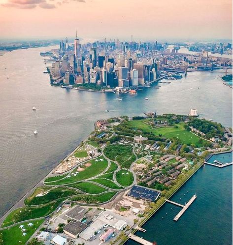 Manhattan 🌈 Governors Island, Nyc History, Voyage New York, Nyc Manhattan, New York Photography, Ny City, Manhattan New York, World Cities, Nova York