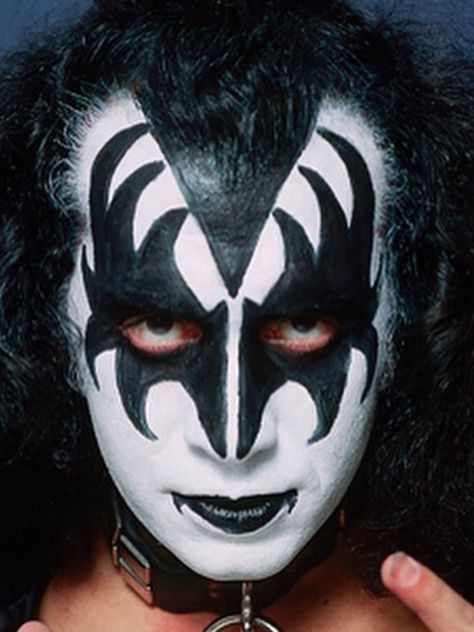 KISS Kiss Band Makeup, Demon Makeup, Kiss Artwork, Banda Kiss, Gene Simmons Kiss, Kiss Tattoos, Kiss Costume, Tommy Thayer, Eric Singer