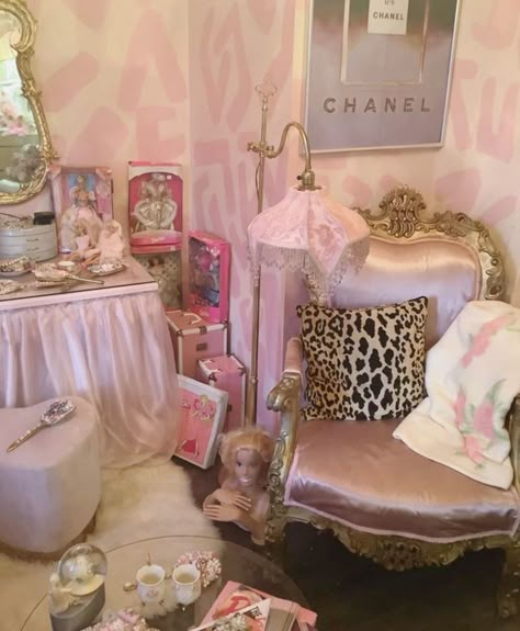 Vintage Pink Vanity, Vintage Barbie Room Decor, Burlesque Room Aesthetic, Burlesque Dressing Room, Vintage Glam Apartment, Barbie Dressing Room, Old Hollywood Glamour Room, Malibu Barbie Room, Vintage Glam Interior Design