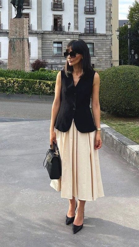 Business Skirt Outfits Classy, Feminine Work Outfit Office Wear, Smart Casual Women Skirt, Summer Office Wear Women, Elegant Casual Outfit Summer Classy, Skirt Office Outfit, Work Outfits Women Winter, Work Outfits Women Professional, Office Outfits Women Casual